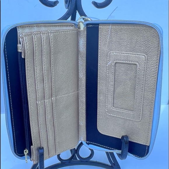 Betsey Johnson Pebbled Blue Zip Around wallet - Picture 2 of 11